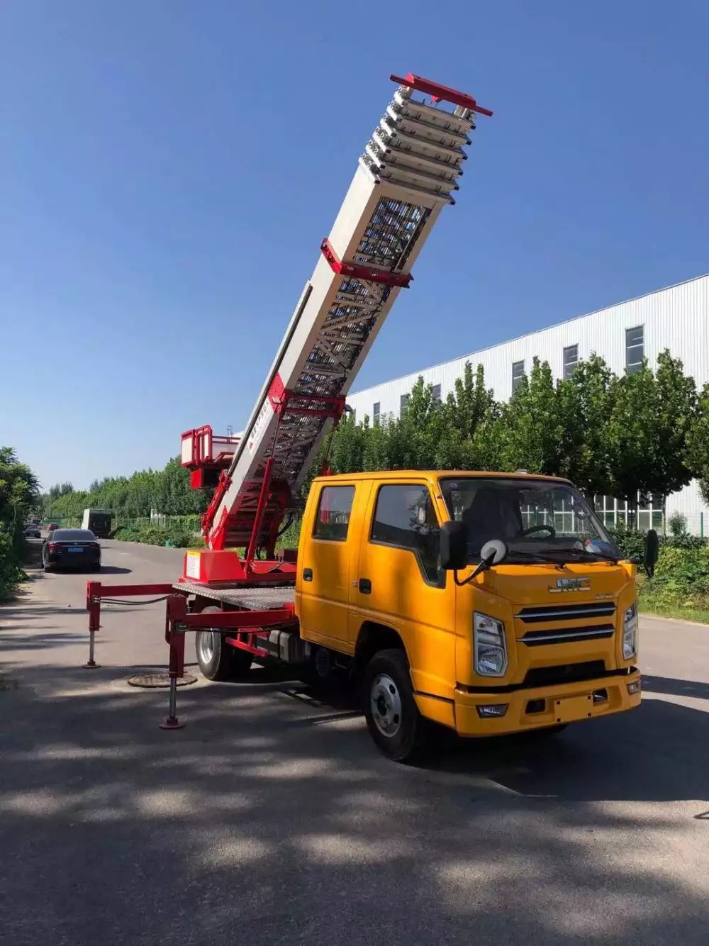 龙门附近的云梯车出租服务：轻松解决高空作业需求