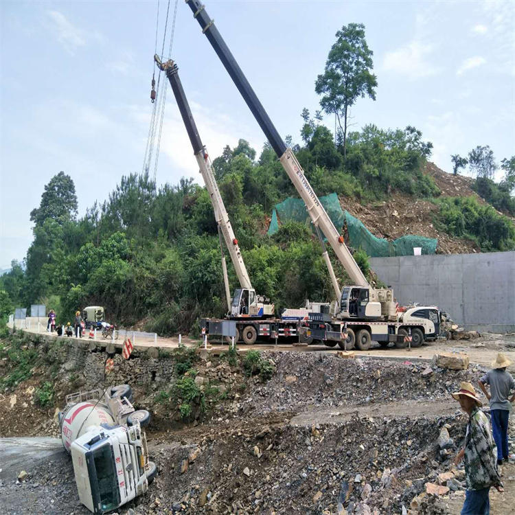 龙门汽车掉沟里叫吊车救援要多少钱